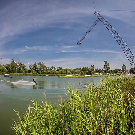Wake Villa Brwinow ภายนอก รูปภาพ